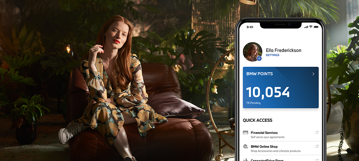 Kjør My BMW App elektronisk og samle BMW-poeng Kvinne sitter på lenestol foran planter Kjør My BMW App elektronisk og samle BMW-poeng Kvinne sitter på lenestol foran planter