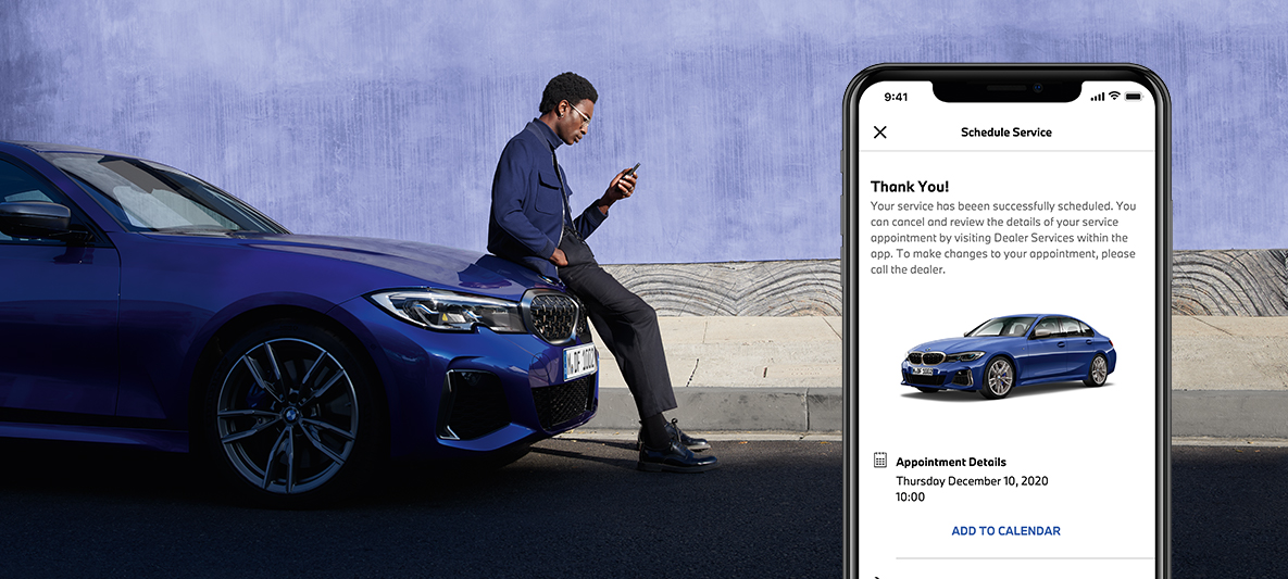 My BMW App Administrere servicebehov Mann sitter på panseret på en BMW My BMW App Administrere servicebehov Mann sitter på panseret på en BMW