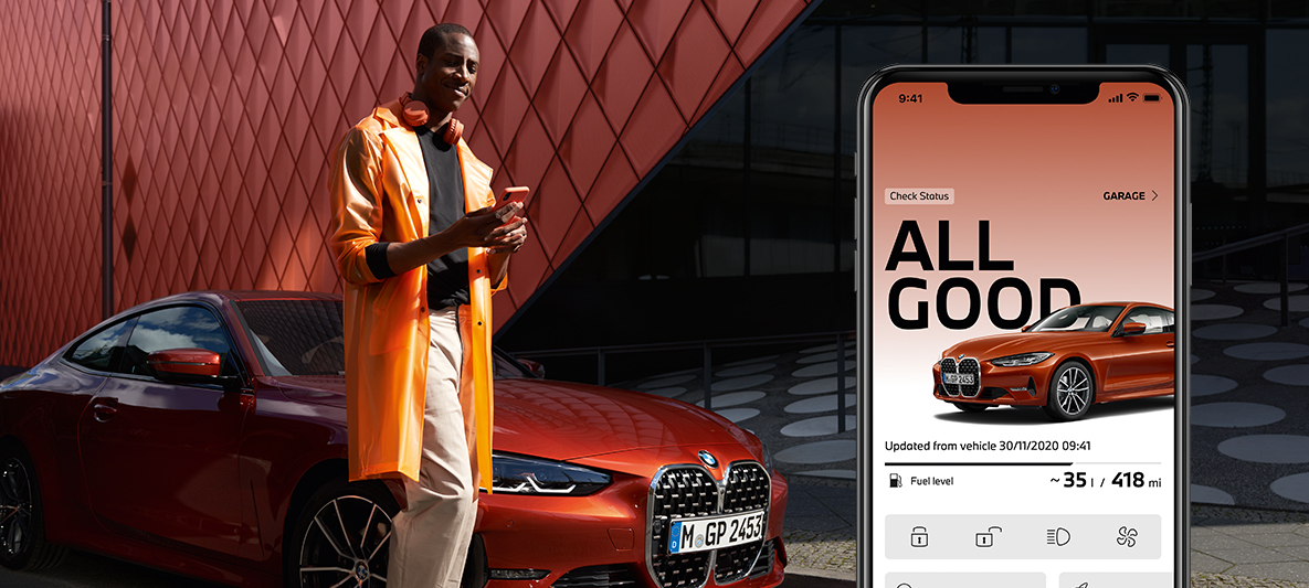 My BMW App Sjekke kjøretøystatus Mann med smarttelefon foran BMW 2-serie Coupé My BMW App Sjekke kjøretøystatus Mann med smarttelefon foran BMW 2-serie Coupé