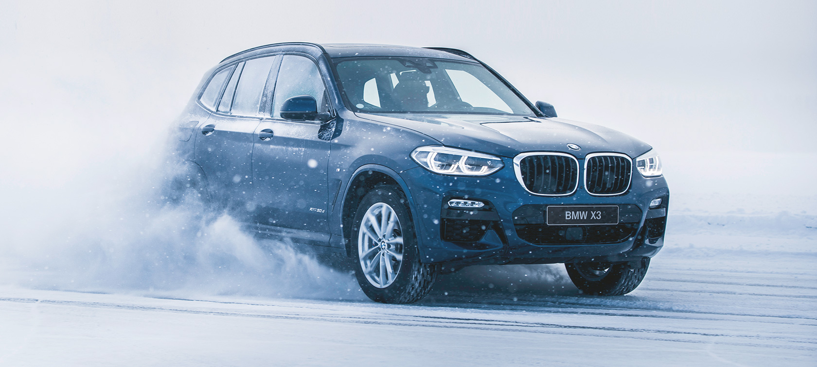 BMW-vintertilbehør BMW X3 i snø sett skrått forfra