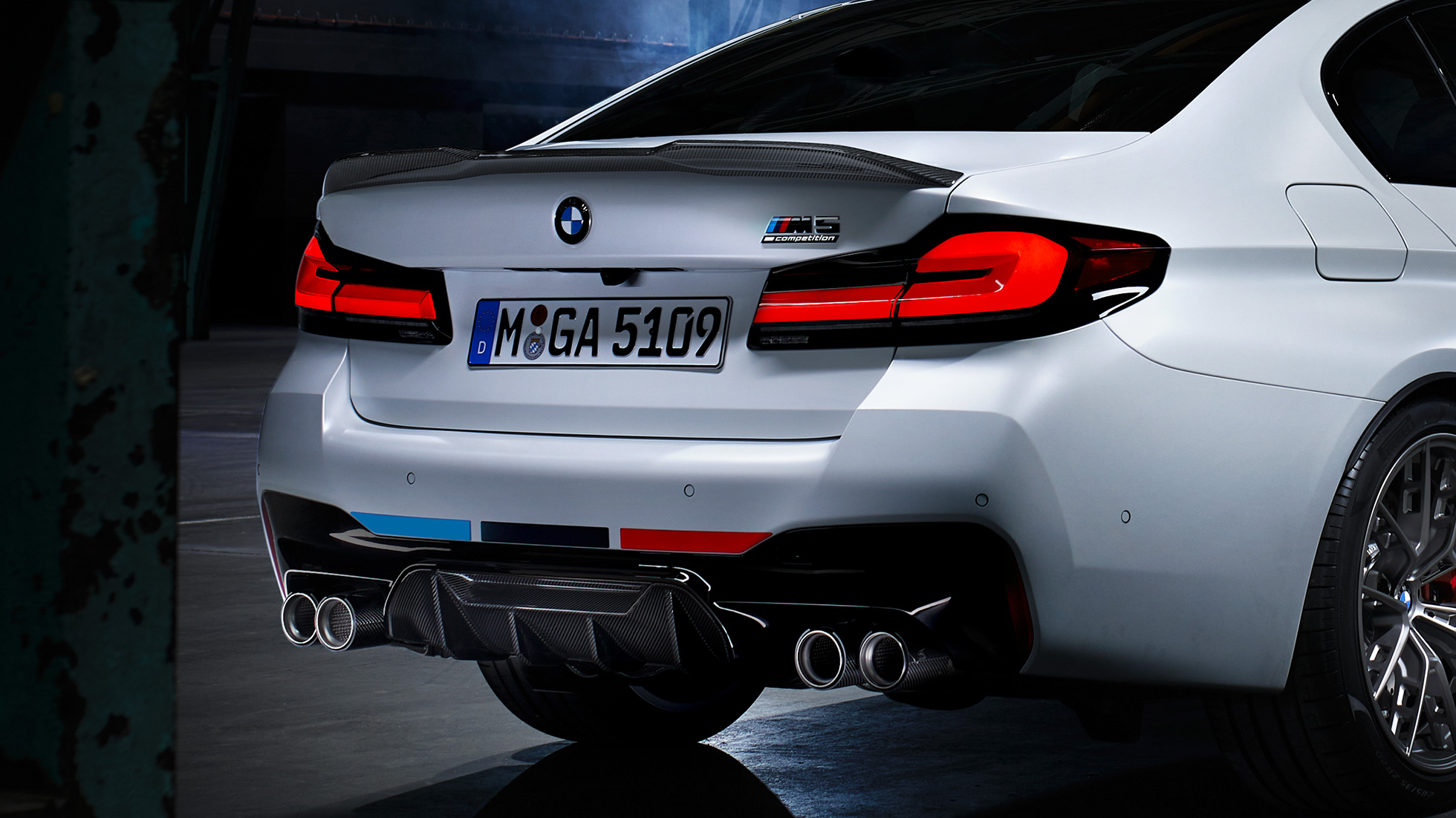 BMW M5 sett skrått bakfra BMW M Performance Parts BMW M5 sett skrått bakfra
