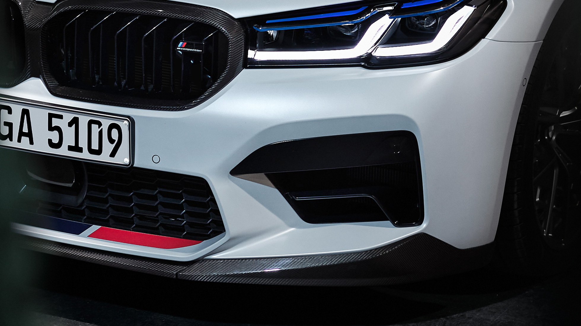 M Performance frontsplitter i karbonfiber nærbilde BMW M Performance Parts M Performance frontsplitter i karbonfiber nærbilde