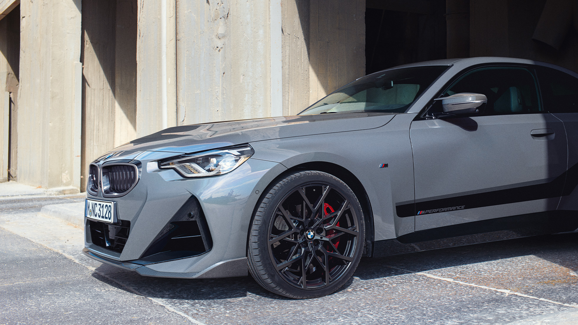 BMW 2-serie Coupé G42, sett skrått forfra næropptak BMW M Performance Parts BMW 2-serie Coupé G42 sett skrått fra siden næropptak