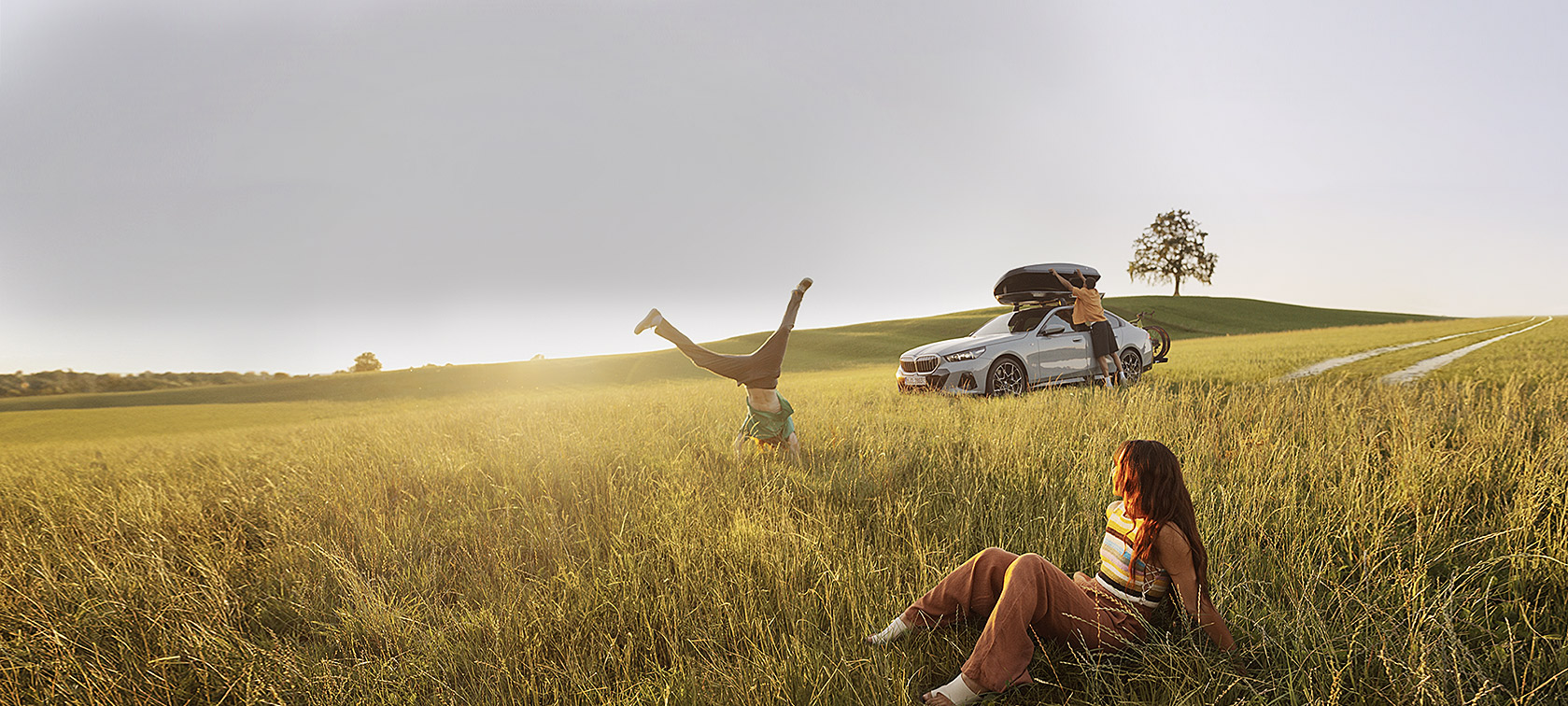 BMW Original vår- og sommertilbehør BMW i5 eDrive40 BMW Original vår- og sommertilbehør på en BMW i5 eDrive40 med BMW Takboks, BMW Sykkelstativ (bakmontert) og BMW godkjente komplette sommerhjul