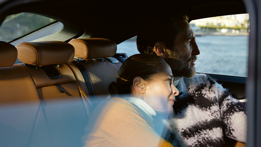 Kvinne og mann sitter i BMW og ser ut av vinduet BMW Garantiforlengelse Kvinne og mann sitter i BMW og ser ut av vinduet