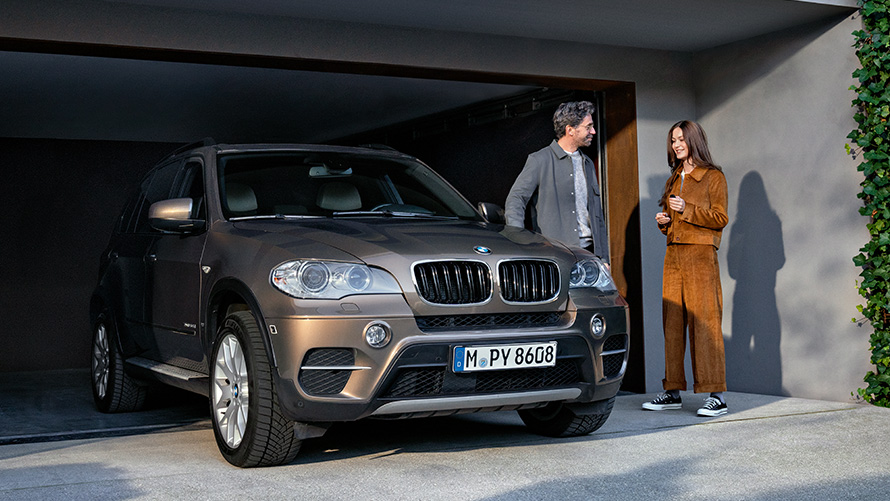 BMW står foran garasje med modell BMW Service 5+ BMW står foran garasje med modell