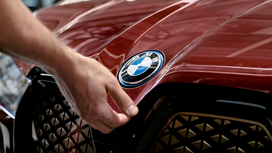 BMW foran sommerkulisse med modell BMW Service Inclusive BMW foran sommerkulisse med modell
