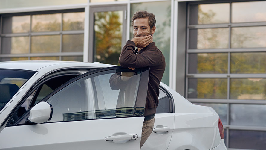 BMW Service Inclusive Kvinne foran BMW bilforretning