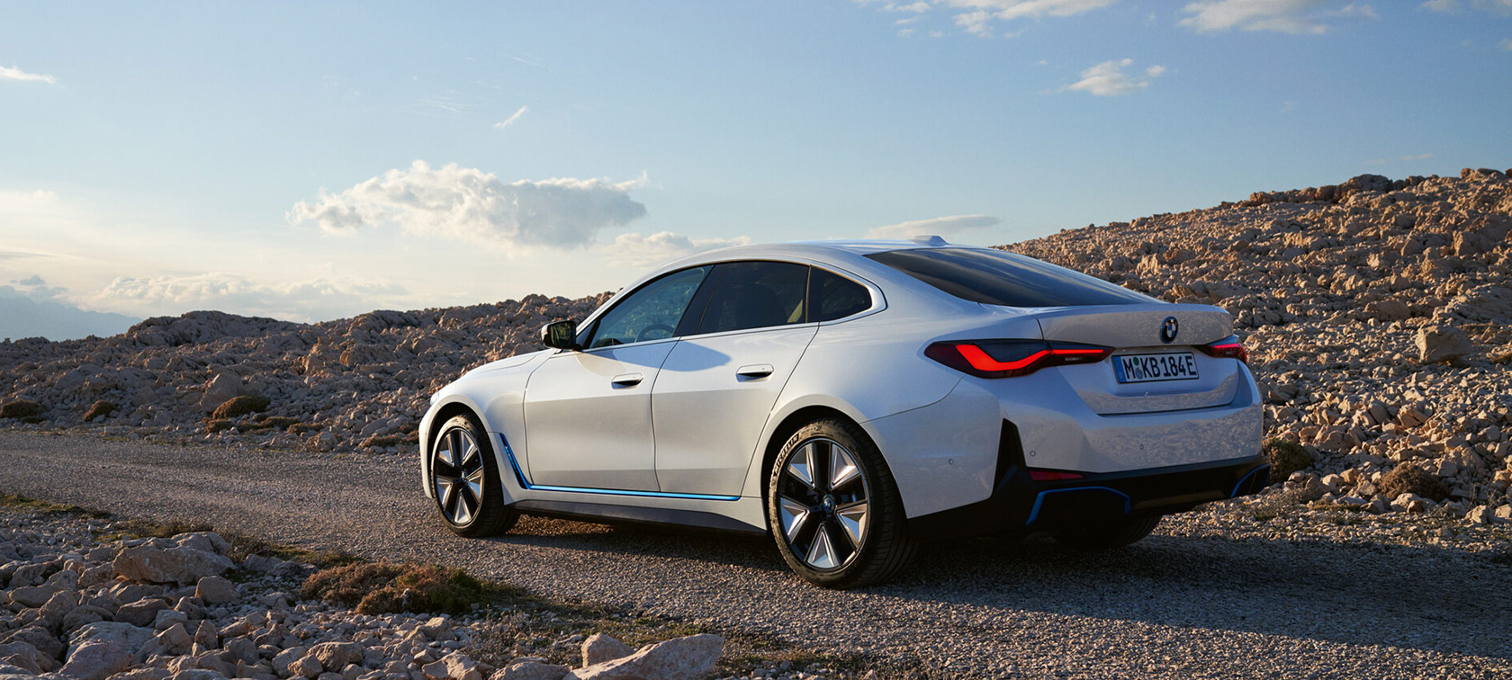 BMW i4 eDrive40 G26 2021 Mineralhvit Sett skr&aring;tt forfra st&aring;ende foran innsj&oslash;en med bakken i bakgrunnen