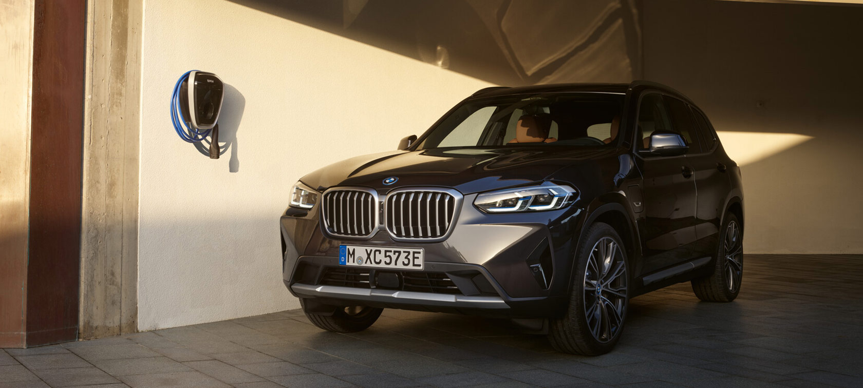 BMW X3 G01 sofistogrå, frontperspektiv foran hangar 2021