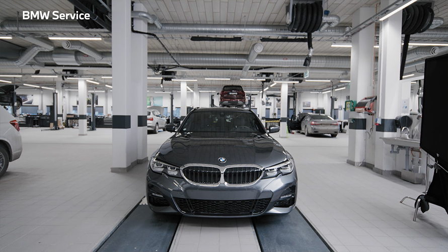 Se hvordan ditt autoriserte BMW Serviceverksted bytter frontrute. Se hvordan ditt autoriserte BMW Serviceverksted bytter frontrute.
