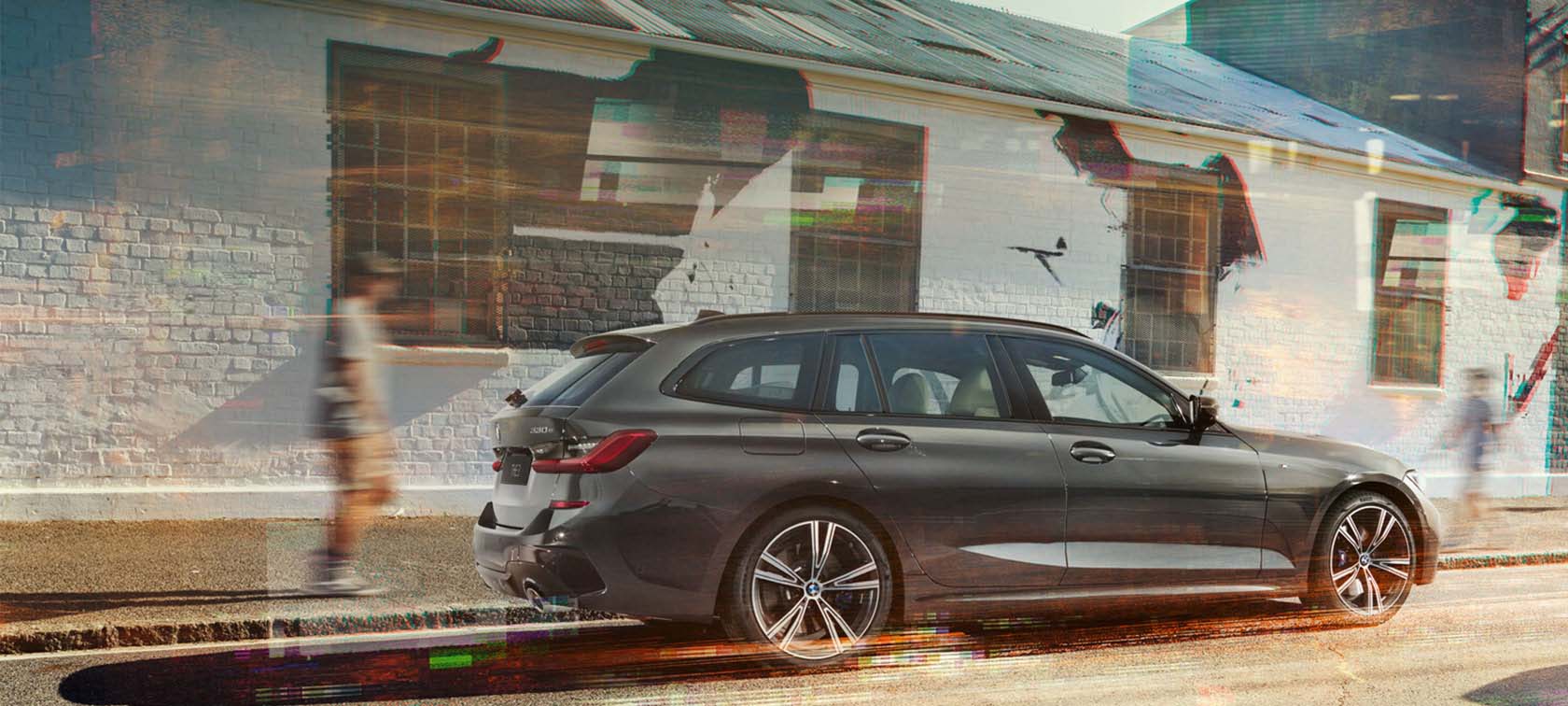 BMW 3-serie Touring, sett fra siden BMW 3-serie Touring, sett fra siden foran hus