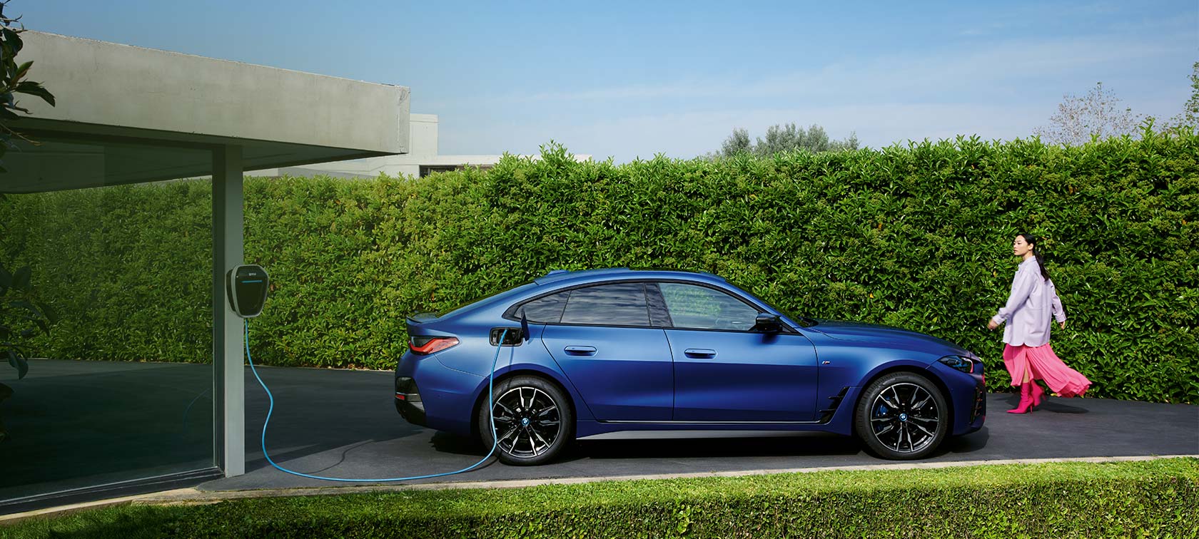 BMW i4 M50 G26 2021 BMW Individual frostet Portimaoblå metallic sett skrått forfra kjørende