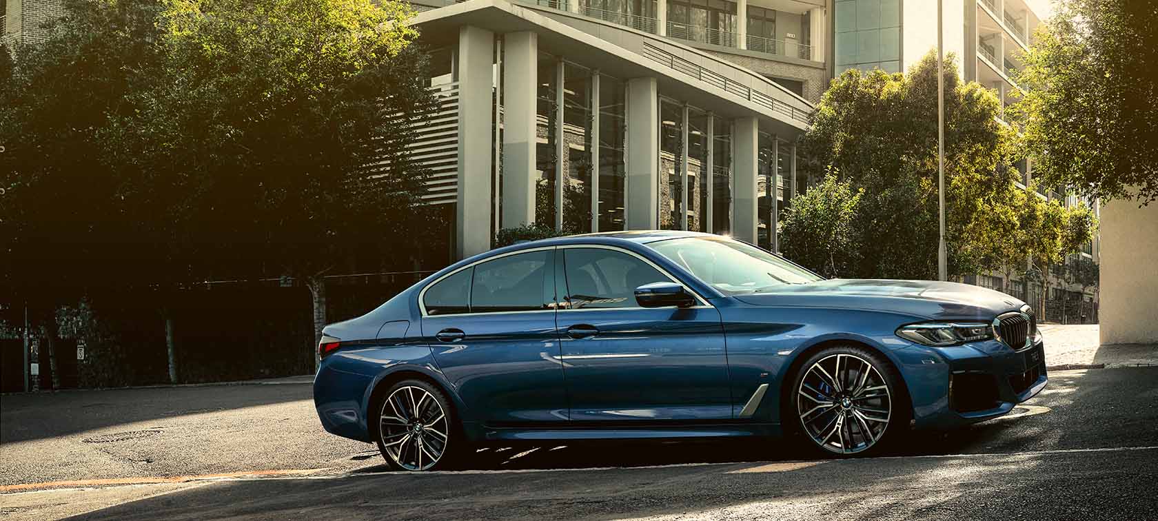 BMW 5-serie Sedan G30 stående BMW 5-serie Sedan G30 Facelift 2020 phytonicblå sett ovenfra stående
