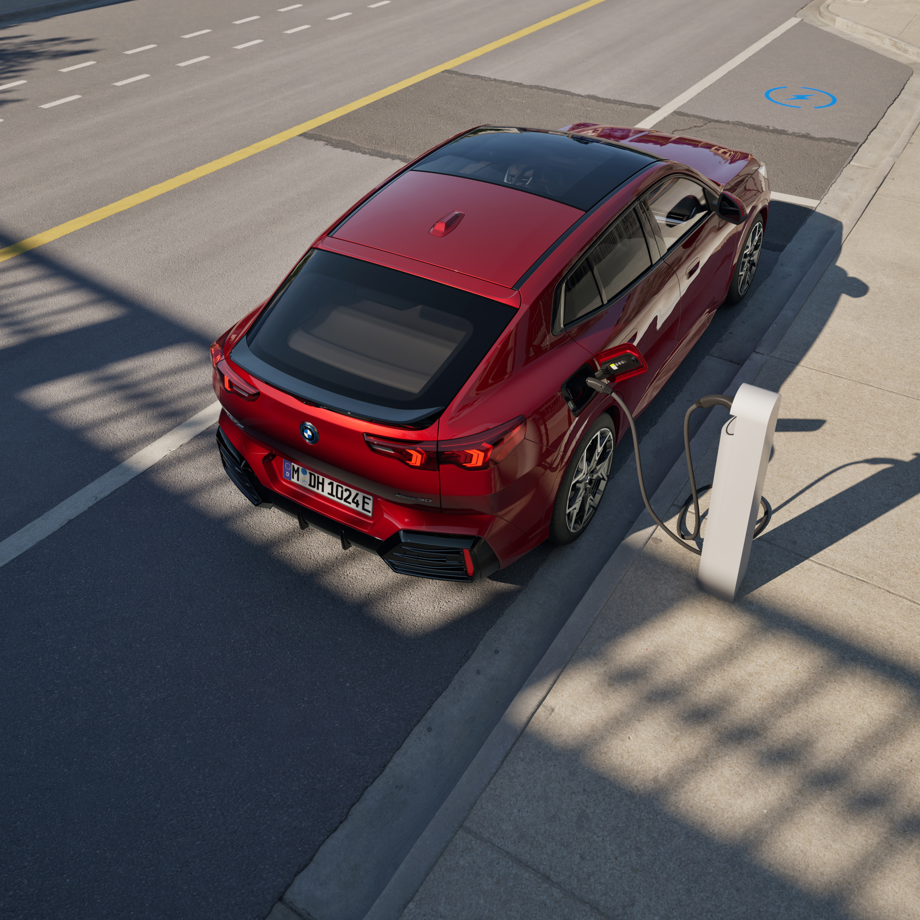 BMW lader ved en ladestasjon