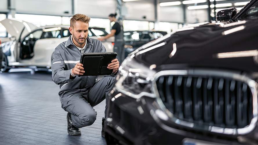 Trinn 3. Reparer skadene på et BMW Serviceverksted.