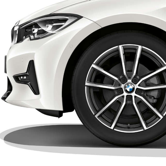 Lettmetallfelg på BMW 3-serie Sedan som Modell Sport Line. Nærbilde av lettmetallfelg på BMW 3-serie Sedan med Modell Sport Line utstyr.