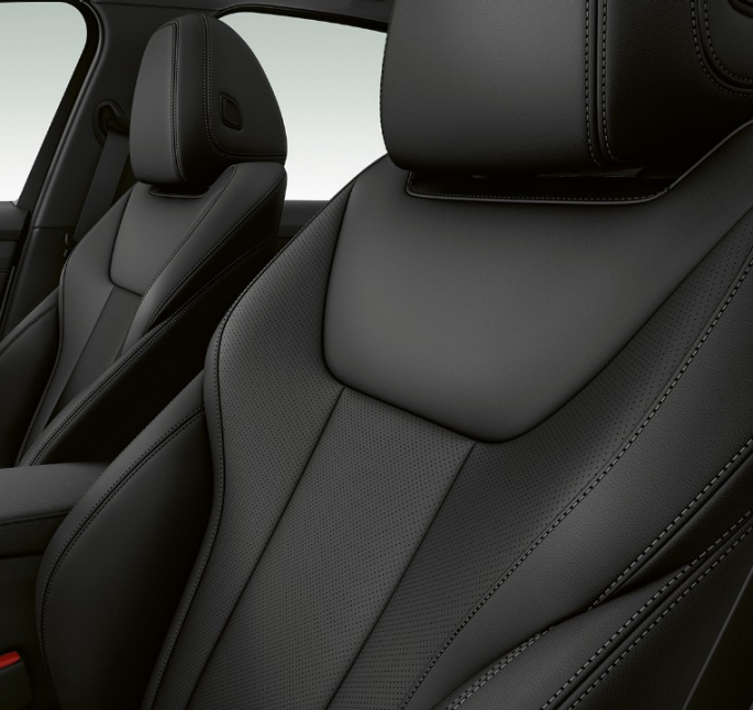 Forseter i BMW 3-serie Sedan som Modell Sport Line. Nærbilde av forsetene i BMW 3-serie Sedan med Modell Sport Line utstyr sett fra siden.