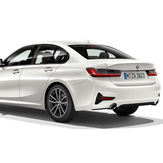 Hekken på BMW 3-serie Sedan som Modell Sport Line. BMW 3-serie Sedan med Modell Sport Line utstyr sett skrått bakfra.