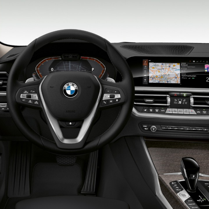 Førerplassen i BMW 3-serie Sedan som Modell Luxury Line. Nærbilde av førerplassen i BMW 3-serie Sedan med Modell Luxury Line utstyr.