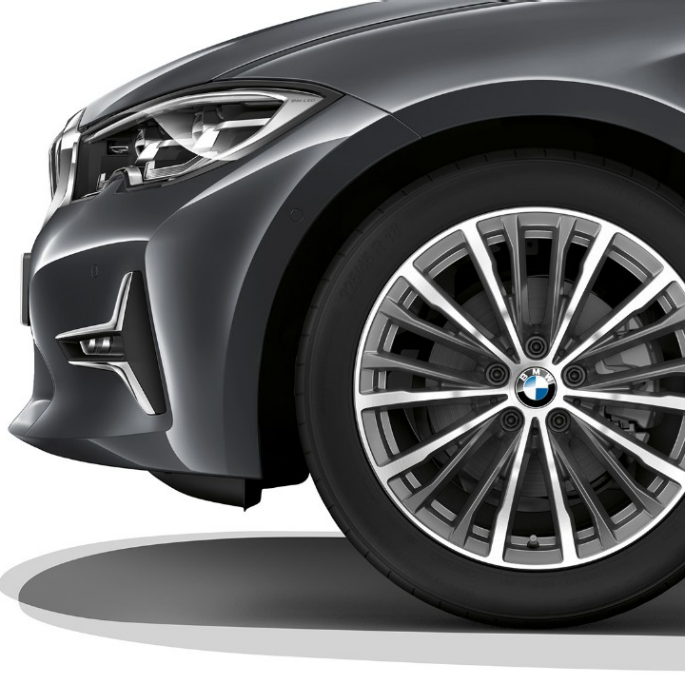 Lettmetallfelg på BMW 3-serie Sedan med Modell Luxury Line utstyr. Nærbilde av lettmetallfelg på BMW 3-serie Sedan med Modell Luxury Line utstyr.