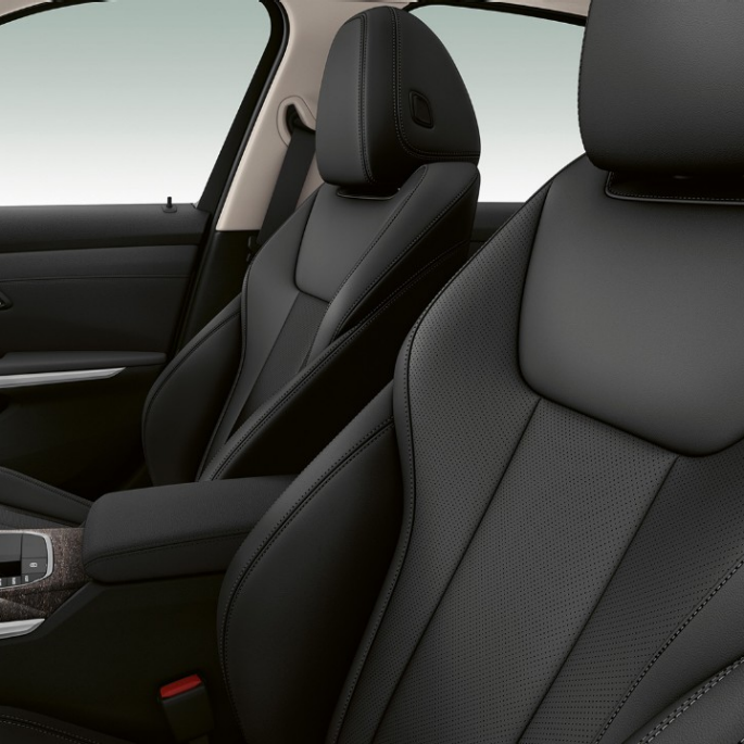 Forseter i BMW 3-serie Sedan som Modell Luxury Line. Nærbilde av forsetene i BMW 3-serie Sedan med Modell Luxury Line utstyr sett fra siden.