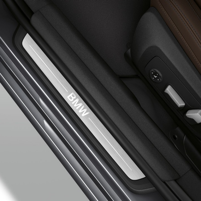 Innstigningslist på BMW 3-serie Sedan som Modell Luxury Line. BMW 3-serie Sedan med Modell Luxury Line innstigningslist sett ovenfra.