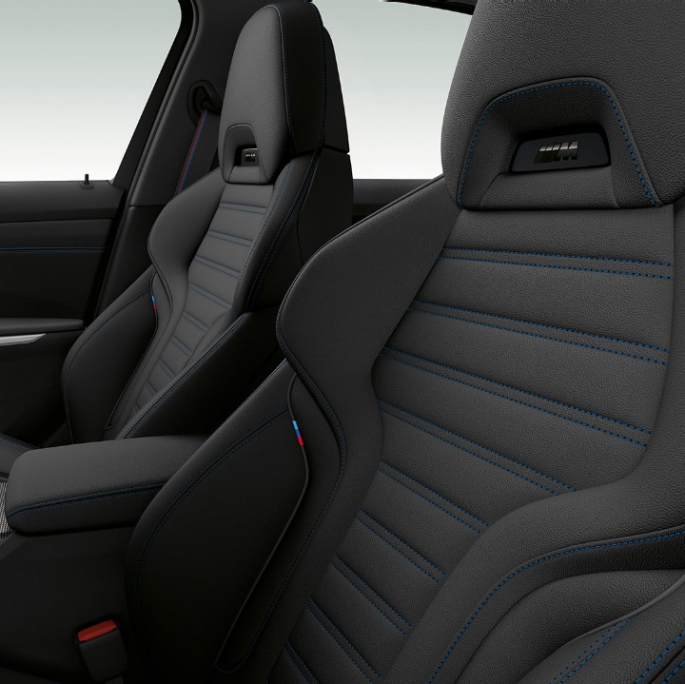 Forseter i BMW 3-serie Sedan som Modell M Sport. Nærbilde av forsetene i BMW 3-serie Sedan med Modell M Sport utstyr sett fra siden.