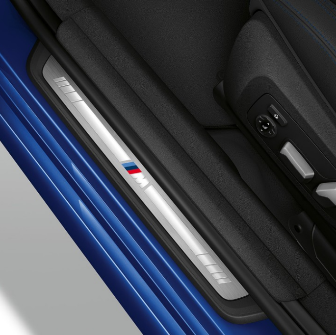Innstigningslist på BMW 3-serie Sedan som Modell M Sport. BMW 3-serie Sedan med Modell M Sport innstigningslist sett ovenfra.