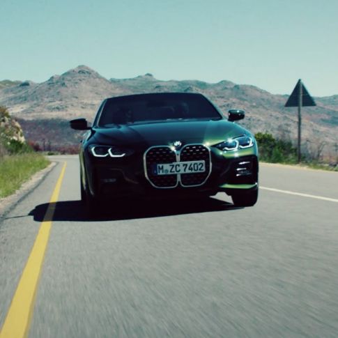 Kjørende Sett forfra BMW 4-serie Cabriolet G23 2020 BMW 4-serie Cabriolet G23 2020 Sanremo grønn metallic Sett forfra kjørende