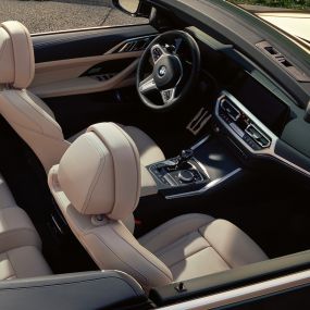 Interiør BMW 4-serie Cabriolet G23 BMW 4-serie Cabriolet G23 2020 Sanremo grønn metallic Interiør med nedfelt tak