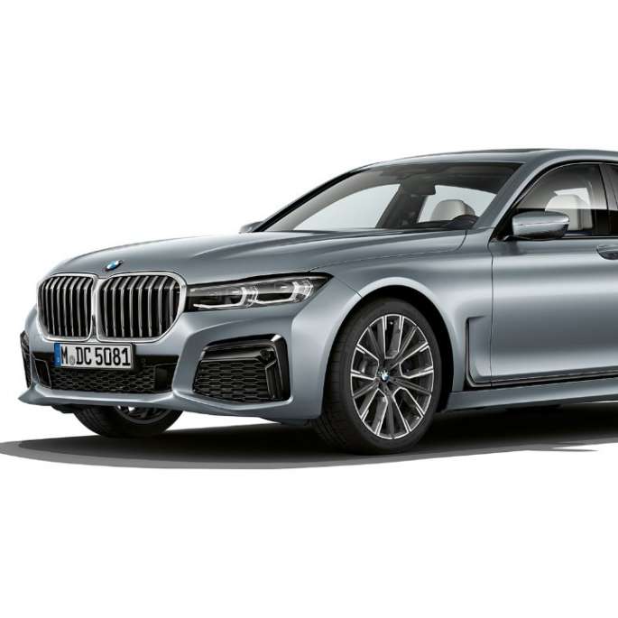 BMW 7-serie Sedan med M Sportspakke sett skrått forfra Grå BMW 7-serie Sedan med M Sportspakke sett skrått forfra