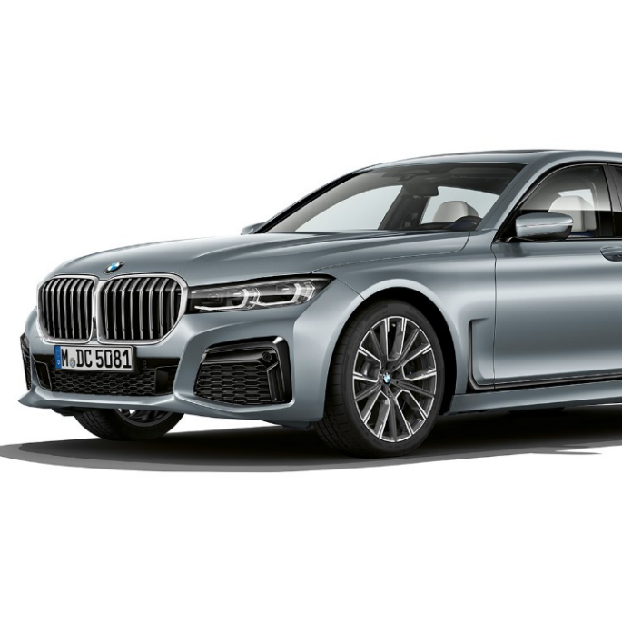BMW 7-serie Sedan med M Sportspakke sett skrått forfra Grå BMW 7-serie Sedan med M Sportspakke sett skrått forfra
