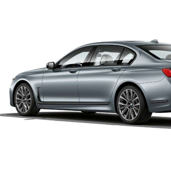 BMW 7-serie Sedan med M Sportspakke sett skrått bakfra Grå BMW 7-serie Sedan med M Sportspakke sett skrått bakfra