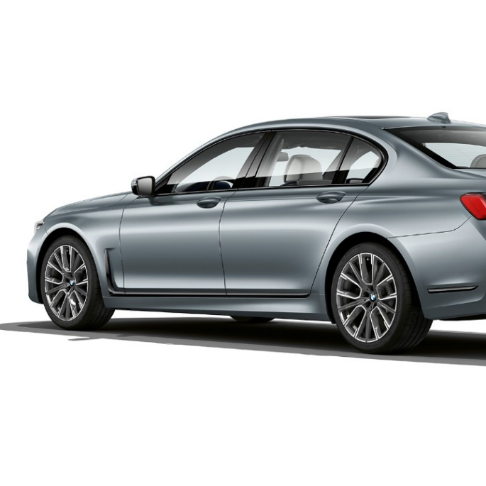 BMW 7-serie Sedan med M Sportspakke sett skrått bakfra Grå BMW 7-serie Sedan med M Sportspakke sett skrått bakfra