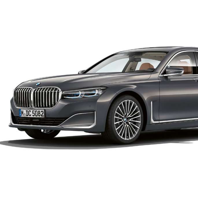 BMW 7-serie Sedan med Pure Excellence utvendig design sett skrått forfra Grå BMW 7-serie Sedan med Pure Excellence utvendig design sett skrått forfra
