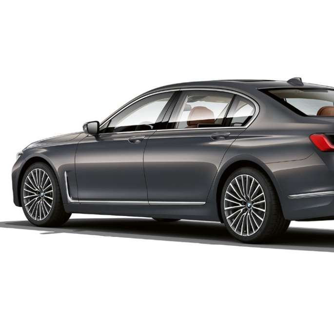 BMW 7-serie Sedan med Pure Excellence utvendig design sett skrått bakfra Grå BMW 7-serie Sedan med Pure Excellence utvendig design sett skrått bakfra