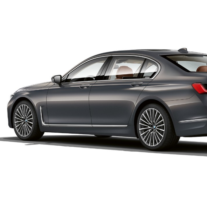 BMW 7-serie Sedan med Pure Excellence utvendig design sett skrått bakfra Grå BMW 7-serie Sedan med Pure Excellence utvendig design sett skrått bakfra