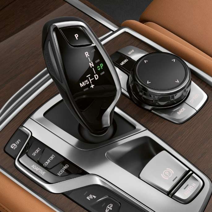 Velgerspak i BMW 7-serie Sedan med Pure Excellence utvendig design BMW 7-serie Sedan med Pure Excellence utvendig design: Nærbilde av velgerspaken