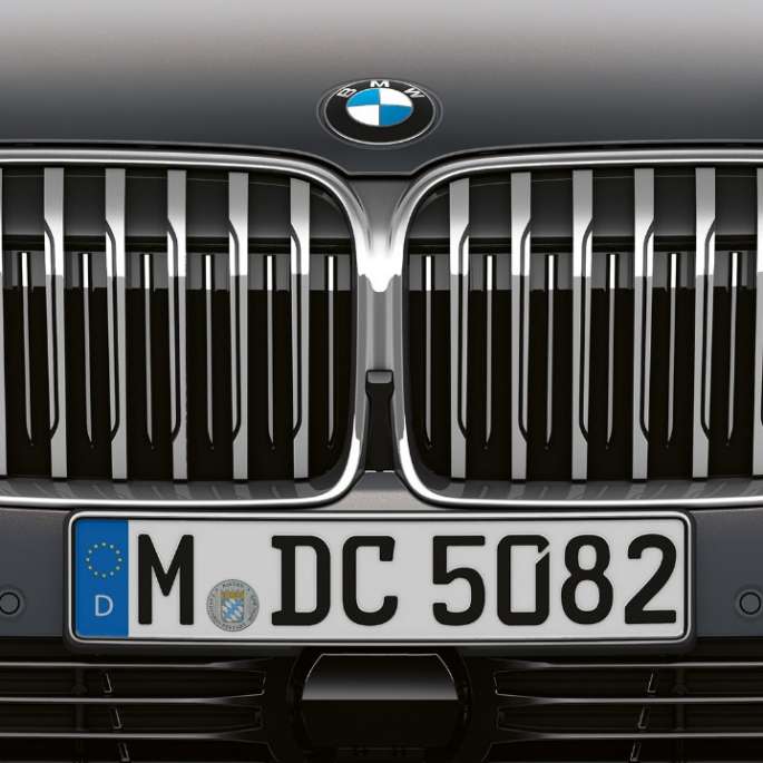 Velgerspak i BMW 7-serie Sedan med Pure Excellence utvendig design BMW 7-serie Sedan med Pure Excellence utvendig design: Nærbilde av BMW-grillen