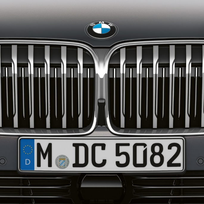Velgerspak i BMW 7-serie Sedan med Pure Excellence utvendig design BMW 7-serie Sedan med Pure Excellence utvendig design: Nærbilde av BMW-grillen