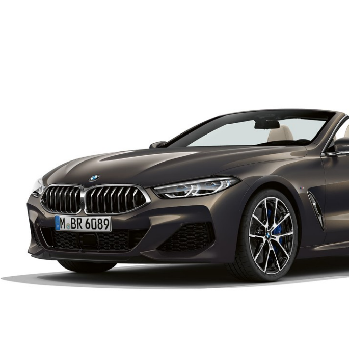BMW M850i xDrive i dravittgrå metalliclakk sett skrått forfra. BMW M850i xDrive i dravittgrå metalliclakk sett skrått forfra.
