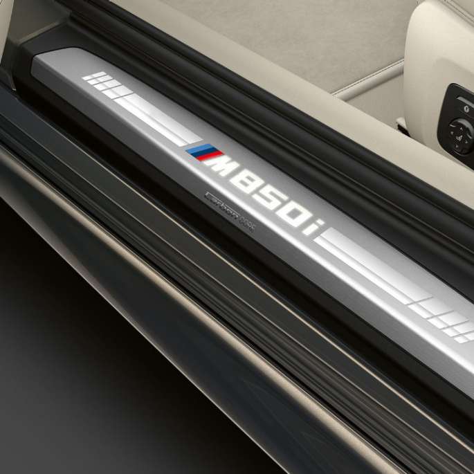 Innstigningslist på BMW M850i xDrive i dravittgrå metalliclakk.