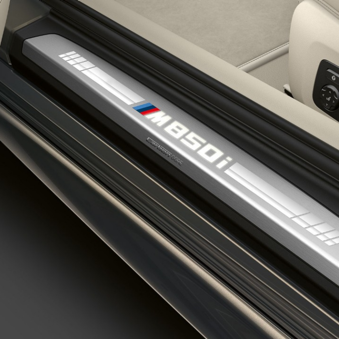 Innstigningslist på BMW M850i xDrive i dravittgrå metalliclakk. Innstigningslist på BMW M850i xDrive i dravittgrå metalliclakk.