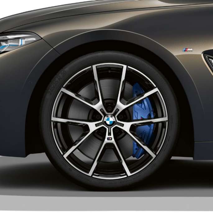 BMW M850i xDrive i dravittgrå metalliclakk med 20" lettmetallfelger Y-eke 728 M.