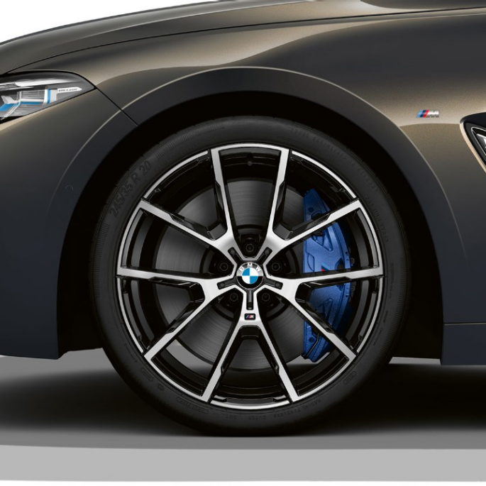 BMW M850i xDrive i dravittgrå metalliclakk med 20" lettmetallfelger Multieke 728 M. BMW M850i xDrive i dravittgrå metalliclakk med 20" lettmetallfelger Y-eke 728 M.