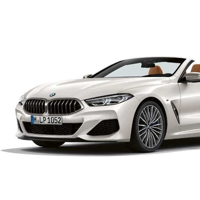 BMW M850i xDrive i mineralhvit metalliclakk sett skrått forfra.