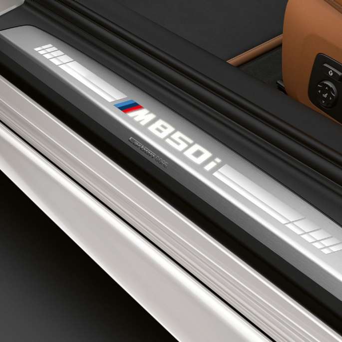 Innstigningslist på BMW M850i xDrive i mineralhvit metalliclakk.