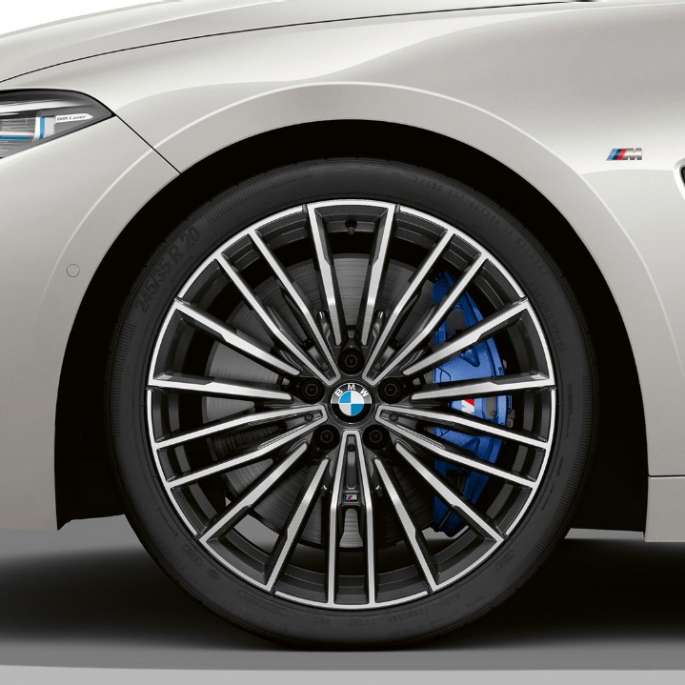 BMW M850i xDrive i mineralhvit metalliclakk med 20" lettmetallfelger Multieke 729 M.