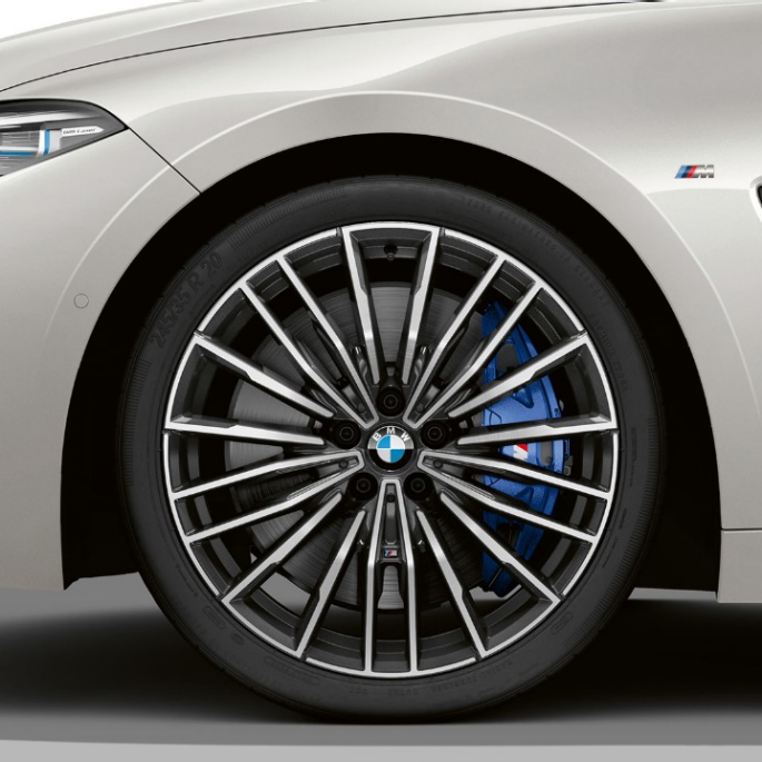BMW M850i xDrive i mineralhvit metalliclakk med 20" lettmetallfelger Multieke 729 M. BMW M850i xDrive i mineralhvit metalliclakk med 20" lettmetallfelger Multieke 729 M.